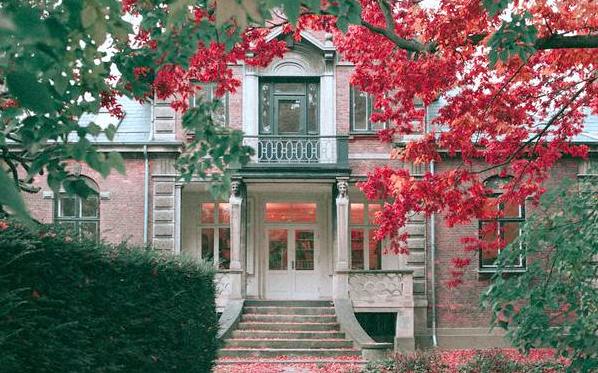 Picture of a large residence.